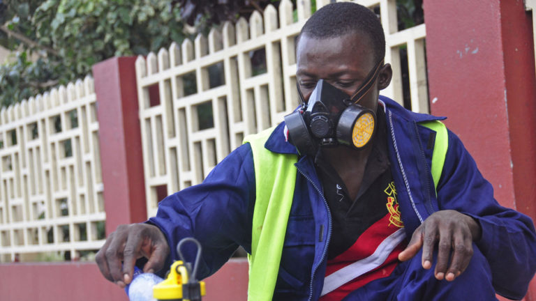 Ebola-Stricken American Doctor Heads to U.S., First-Ever Patient Brought Into the Country