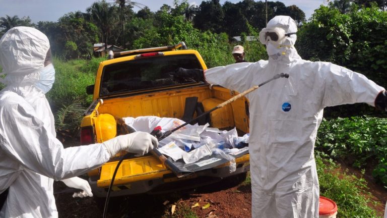 Australia bans visas for travelers from West Africa over Ebola fears