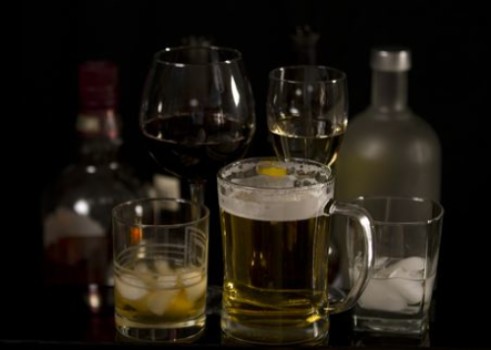 Heavy drinking in middle-age may increase stroke risk more than traditional factors