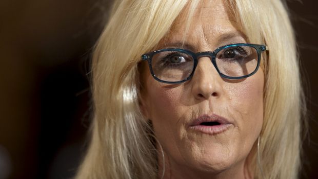 Clean-water campaigner Erin Brockovich urges people to question water fluoridation while visiting Australia