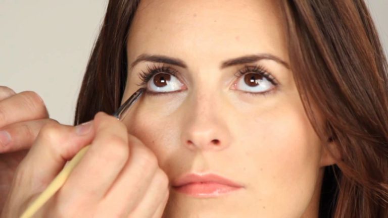 Common Method Of Applying Eyeliner Could Lead To Eye Problems