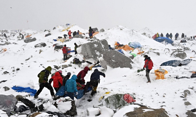 Nepal earthquake: British doctor who saved 23 lives after Everest avalanche hailed a hero