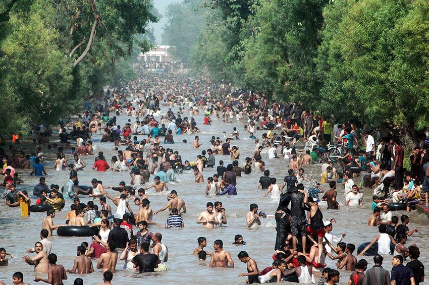 Pakistanis cool themselves off in a canal during the heat wave in eastern Pakistan's Lahore on June 21, 2015.