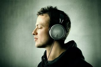 Listening to music boosts recovery from surgery, reduces pain: research